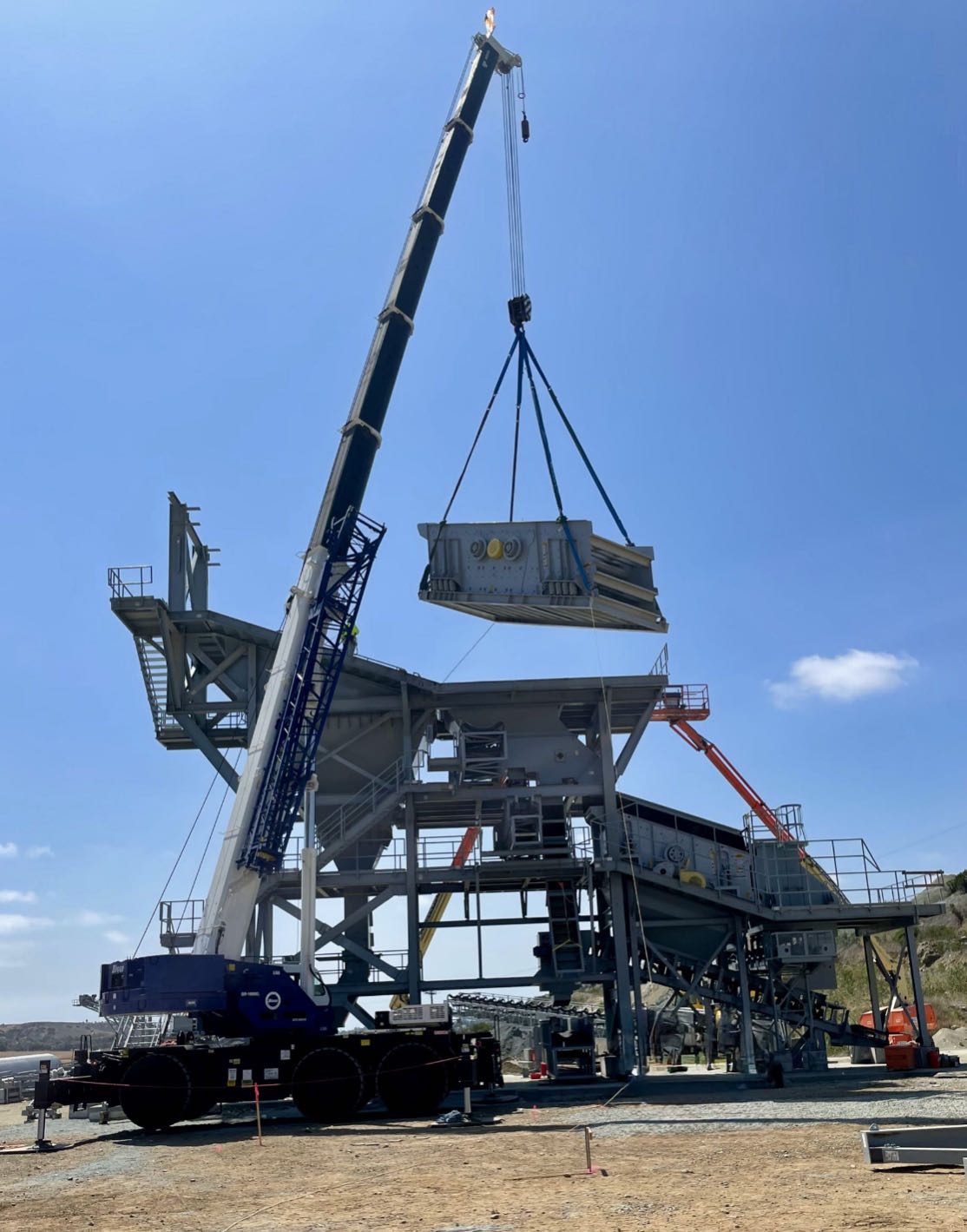 Mobile crane rigging plant equipment into place